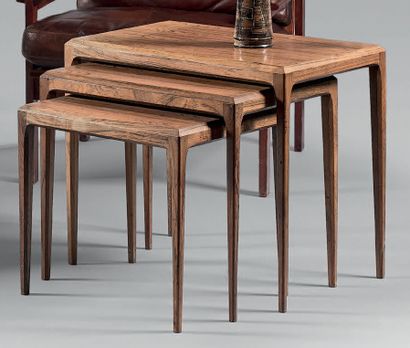 Suite de trois tables gigogne en palissandre,...