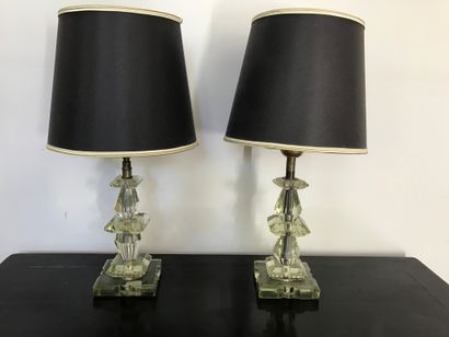 Paire de lampes en verre légèrement teinté,...