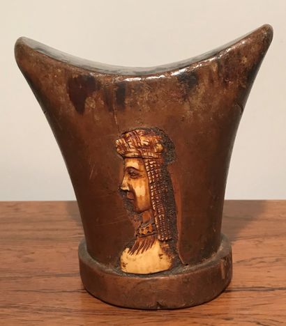 Wooden neck rest. Ethiopia. 
H.: 16 cm.