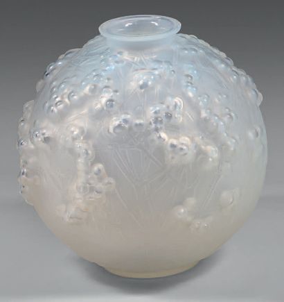 RENE LALIQUE (1860-1945).
Druid vase also...