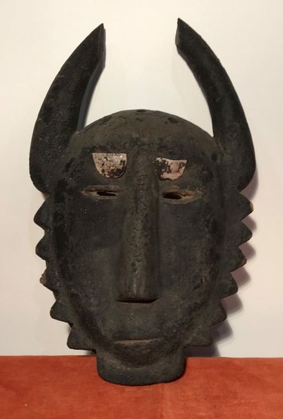 Mask with horns in patinated wood, with serrated...