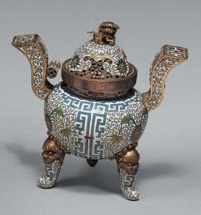 CHINE - XXe siècle.
A bronze and cloisonné...