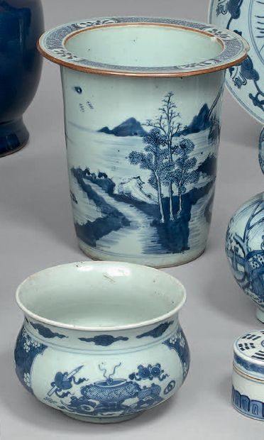 CHINE - XIXe siècle.
Cache-pot en porcelaine...