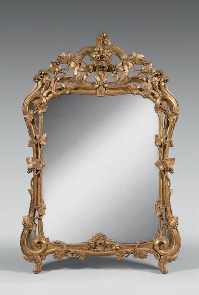 Miroir à encadrement en bois redoré à parcloses....