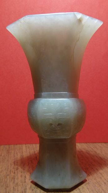 CHINE - XIXe siècle.
A small celadon nephrite...