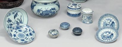 Chine - XVIIIe siècle.
Ensemble en porcelaine...