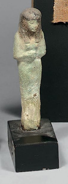 Lot : lacrymal en verre irisé; oushebti en...
