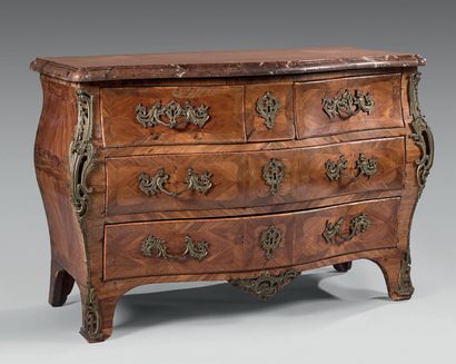 Commode tombeau en bois de placage marqueté...