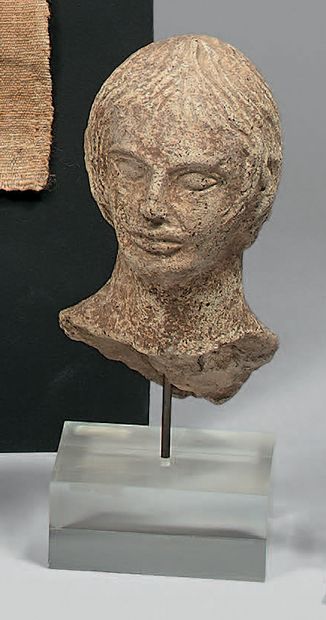 Tête fragmentaire de statuette votive, en...