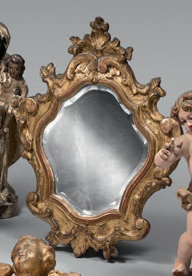 Petit miroir, à entourage contourné en bois...
