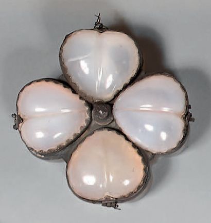 Hard stone box of four-lobed shape, the lids...