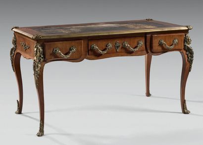 Bureau plat en bois de placage. Ornementation...