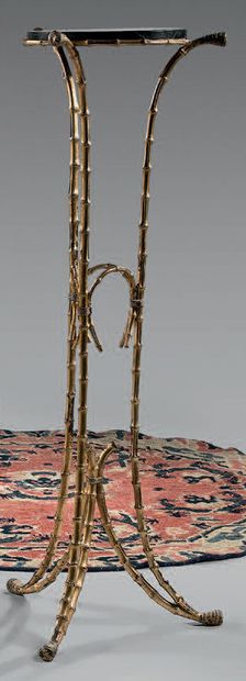 Attribué à BAGUÈS.
Tripod stand in gilt metal...