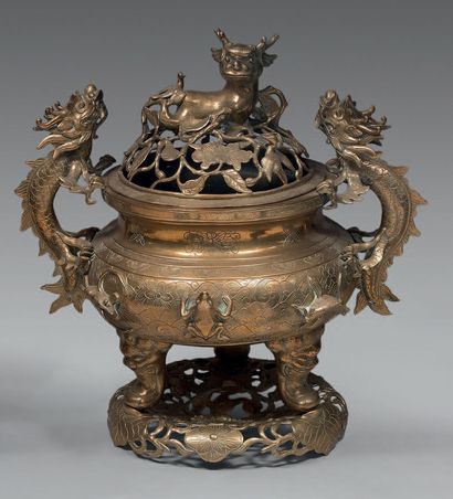 INDOCHINE - Vers 1900.
A large tripod perfume...