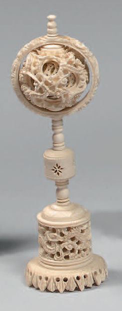 CHINE, Canton - Vers 1900.
Ivory ball, formed...