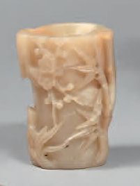 CHINE - XIXe siècle.
Small yellow agate vase...
