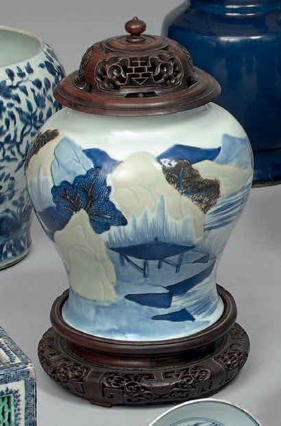 CHINE - XIXe siècle.
Potiche en porcelaine...