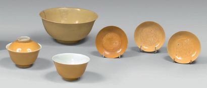 CHINE - XIXe siècle.
Ensemble en porcelaine...