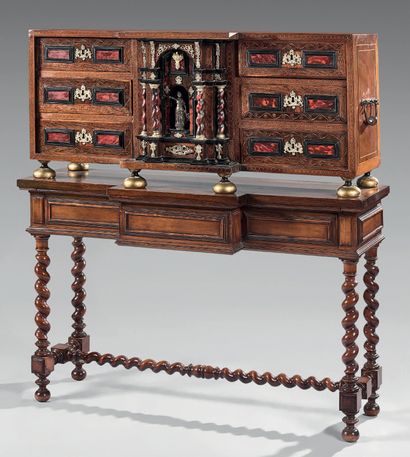 Cabinet en bois fruitier marqueté de frises...