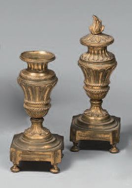 Pair of cassolettes forming a torch in chased...