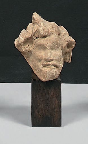 Tête fragmentaire de Silène, en terre cuite.
Tarente,...