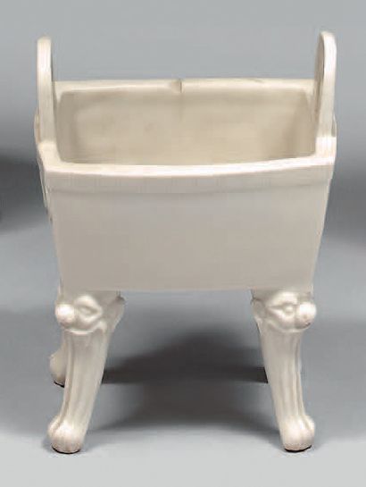 forme rectangulaire posant sur des pieds...