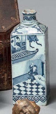 Delft - XVIIIe siècle.
Bouteille rectangulaire...