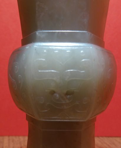 CHINE - XIXe siècle.
A small celadon nephrite...