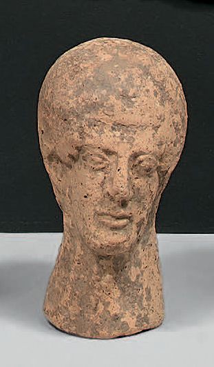 Tête fragmentaire de statuette votive, en...