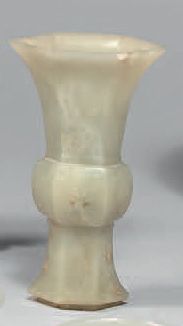 CHINE - XIXe siècle.
A small celadon nephrite...
