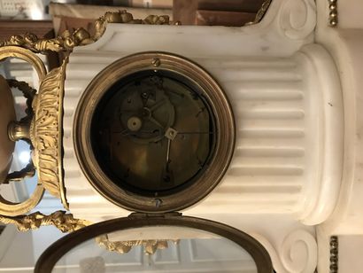 White marble and gilt bronze clock. The dial...