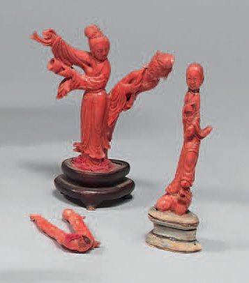 CHINE - XXe siècle.
Three small red corals,...