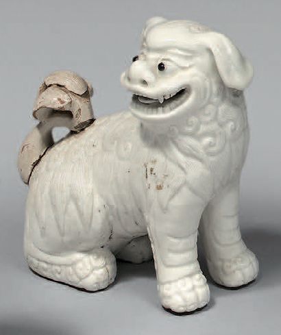 CHINE - XXe siècle.
Chimère assise en porcelaine...