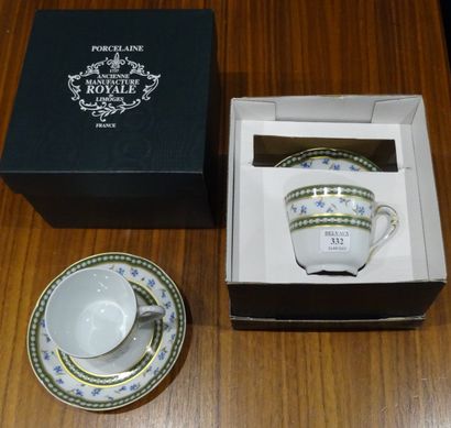 Deux tasses et leur soucoupe en porcelaine...
