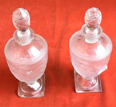 Paire de flacons de forme balustre en cristal...
