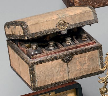 Coffret à parfums garni d'un tissu damassé...
