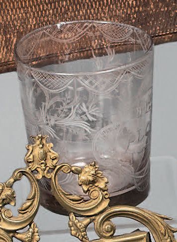 Verre tronconique en verre légèrement fumé....