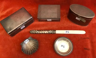 Ensemble en argent (800 et 925) :
- une boîte...