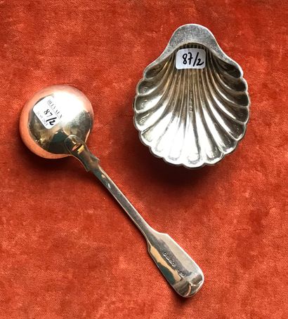 Ensemble en argent (800) :
- un cendrier...
