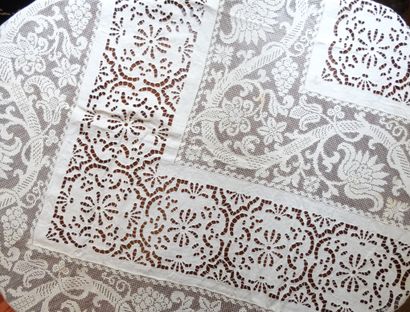 Nappe en lin brodée à jour de rosaces et...