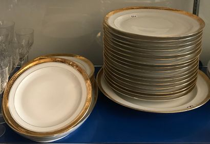 Partie de service de table en porcelaine...