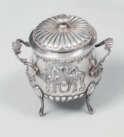Petit sucrier en argent (800) à décor de...