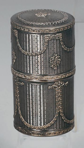 Ensemble en argent (800), comprenant :
-...