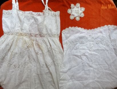 Deux combinaisons en lin, la première à bretelles...