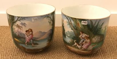 Paire de cache-pots en porcelaine à décor...