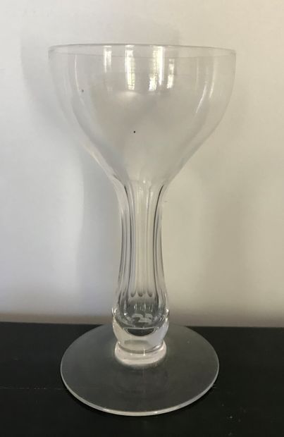 Suite de douze coupes à champagne en cristal....