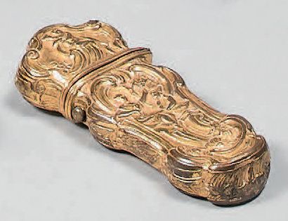 Étui de forme contournée en pomponne à décor...