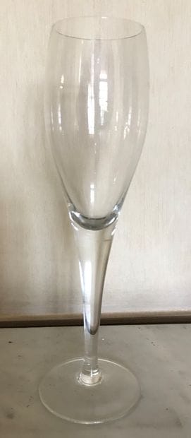 Quinze flutes à champagne en cristal.