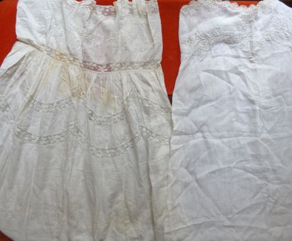 Deux combinaisons en lin, la première à bretelles...