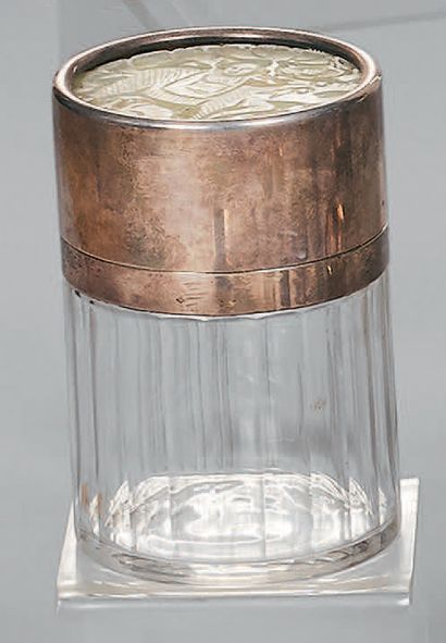 Pot en cristal à pans, la monture et le couvercle...